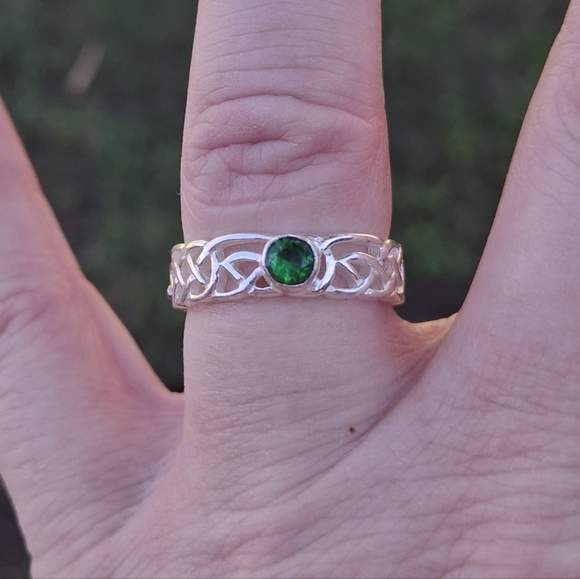New Solitaire Emerald 925 Silver Celtic Wedding Band. - Picture 1 of 8